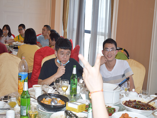 端午節(jié)公司舉行聚餐活動